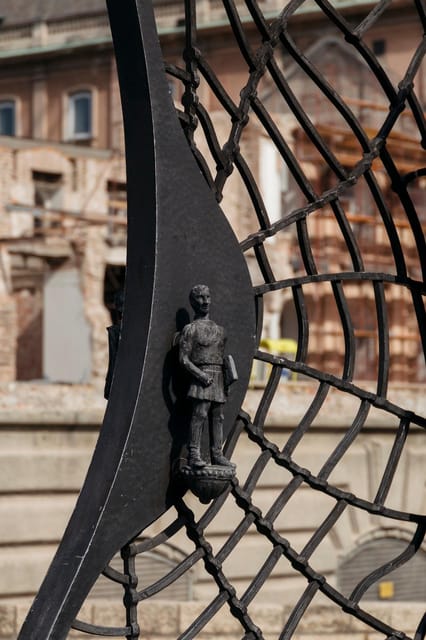 Budapest: Buda Castle Walking Tour & Folk Music Performance - A folk performance that changes the mood