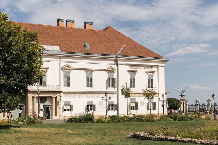 Budapest: Buda Castle Walking Tour & Folk Music Performance - How much value do you get for $58?