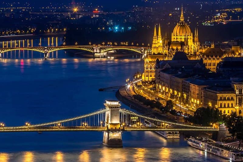 Budapest: Evening Castle Hill Tour with Fishermen's Bastion - Key Points at a Glance