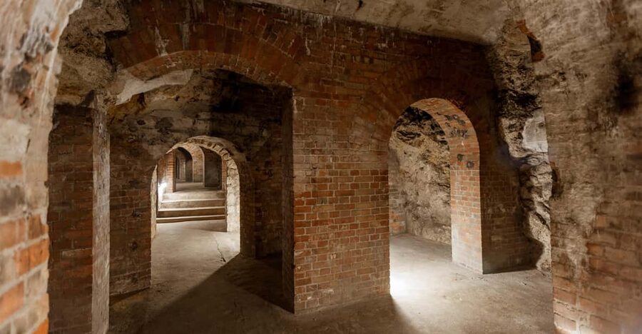 Budapest: The WWII Siege of Buda Castle & Bomb Shelter Tour - Úri Street and the surface of wartime Buda