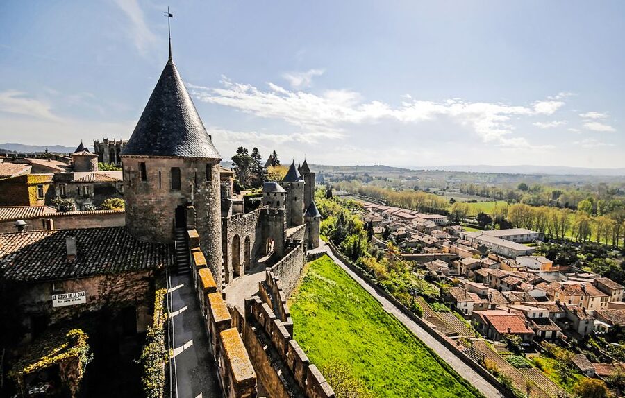Carcassonne: Castle and Ramparts Entry Ticket - Start with the Château Comtal and its courtyards