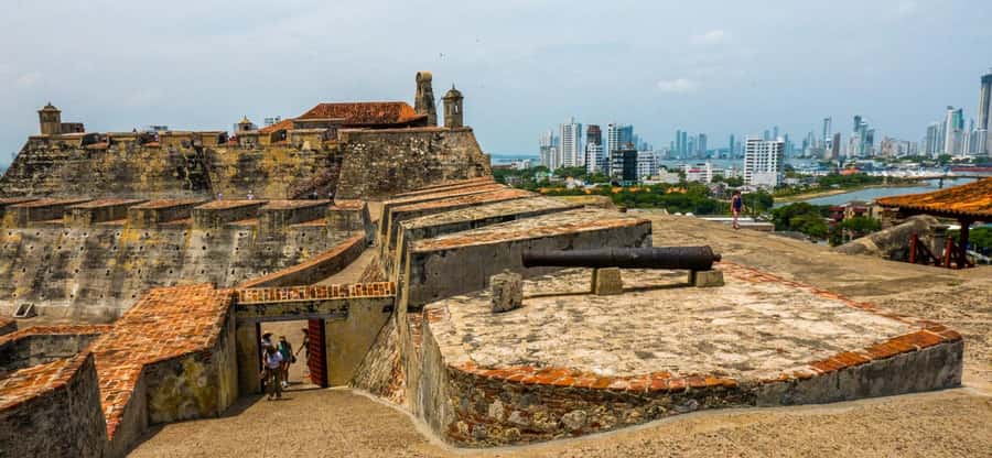 Cartagena: BILINGUAL CITYTOUR + SAN FELIPE CASTLE & Old city - San Felipe Castle is the tour’s main event