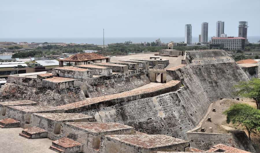 Cartagena: BILINGUAL CITYTOUR + SAN FELIPE CASTLE & Old city - The short Old Town walk