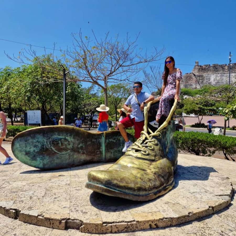 Cartagena: CITY TOUR OVERVIEW of the city Boots castle chiva - Cartagena letters and the quick photo rhythm
