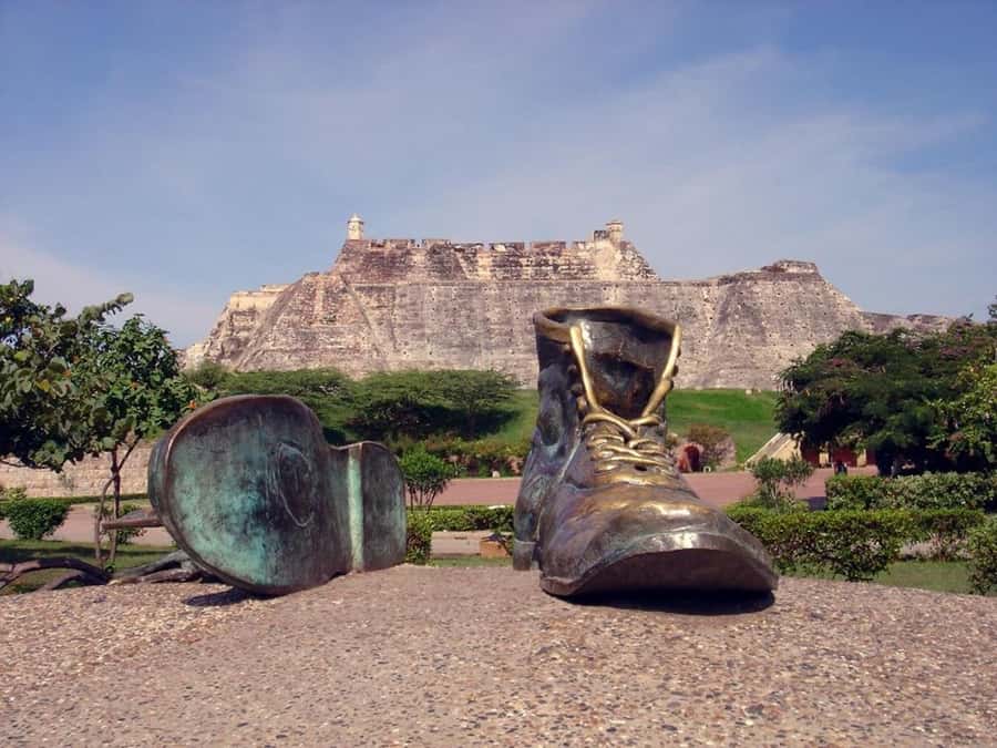 Cartagena: CITY TOUR OVERVIEW of the city Boots castle chiva - Walking into the walled city