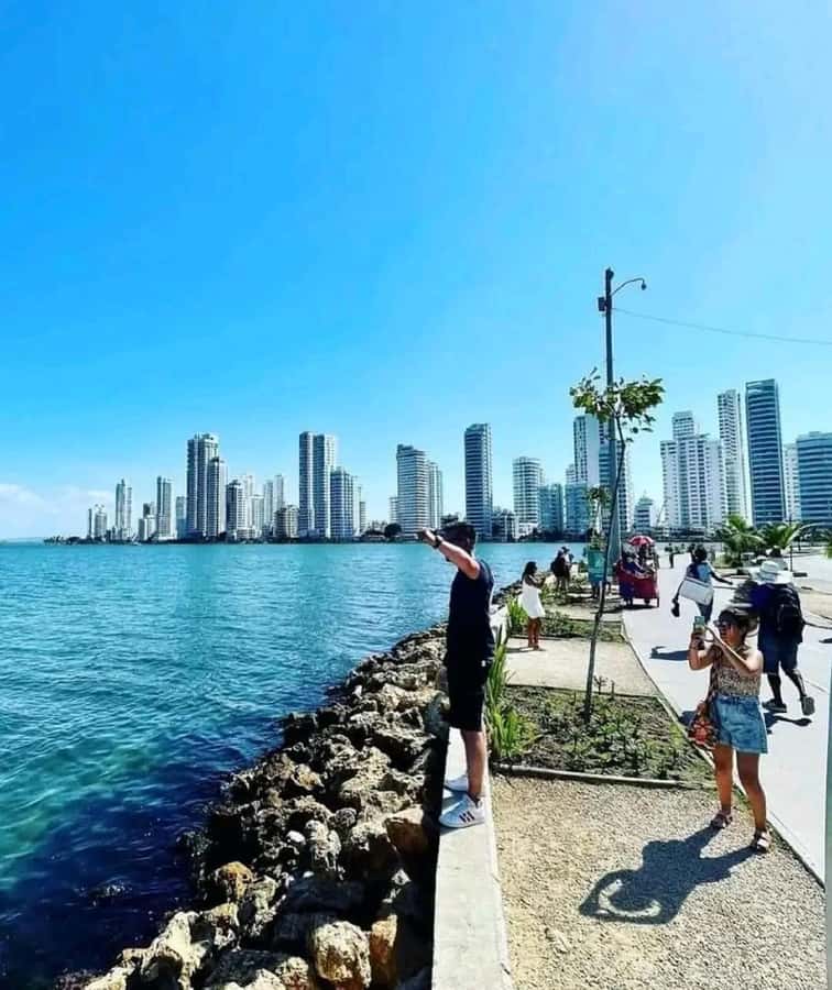 Cartagena: Panoramic City Tour, Monuments, Walls, Castle - India Catalina and the famous old shoes