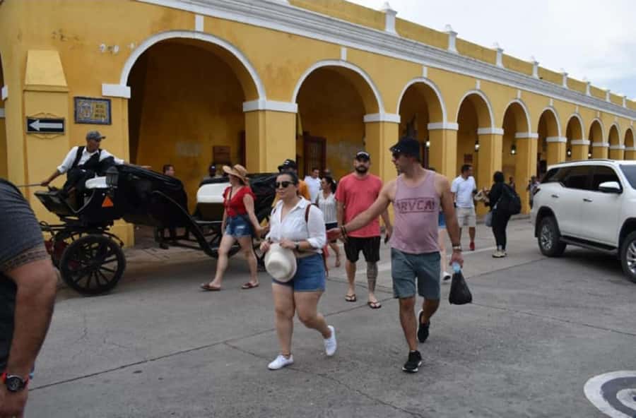 Cartagena: Panoramic City Tour, Monuments, Walls, Castle - The chiva ride through Cartagena’s changing neighborhoods