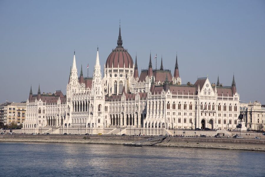 Castle District & Pest Driving Tour with Danube River Cruise - Pest’s market, synagogue, and central sights