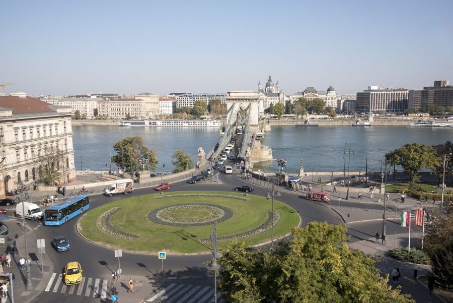 Castle District & Pest Driving Tour with Danube River Cruise - The walk to Vigadó tér and the river cruise