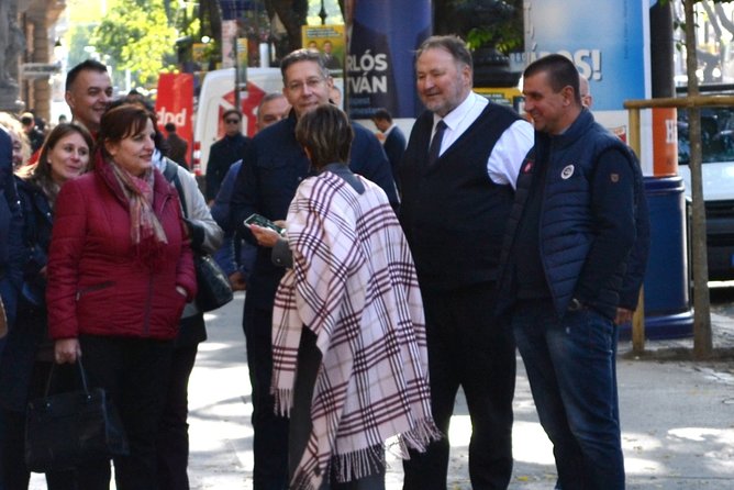 Castle district walk with legends - Meeting at the palace on Szent György tér