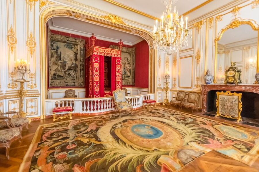 Chambord: Private Guided Tour of the Castle + Reserved Entry - Inside the château with a private guide