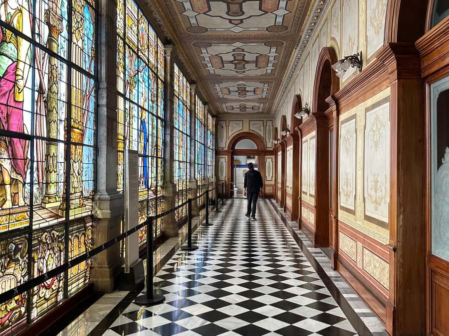 Chapultepec Castle: Private tour with local guide, tickets included - Timing, pickup, and practical comfort