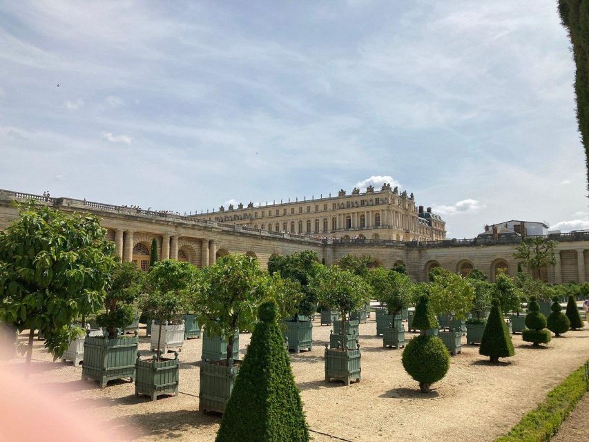 Chateau de Fontainebleau & Chateau de Versailles - Lunch in Fontainebleau keeps the middle of the day flexible