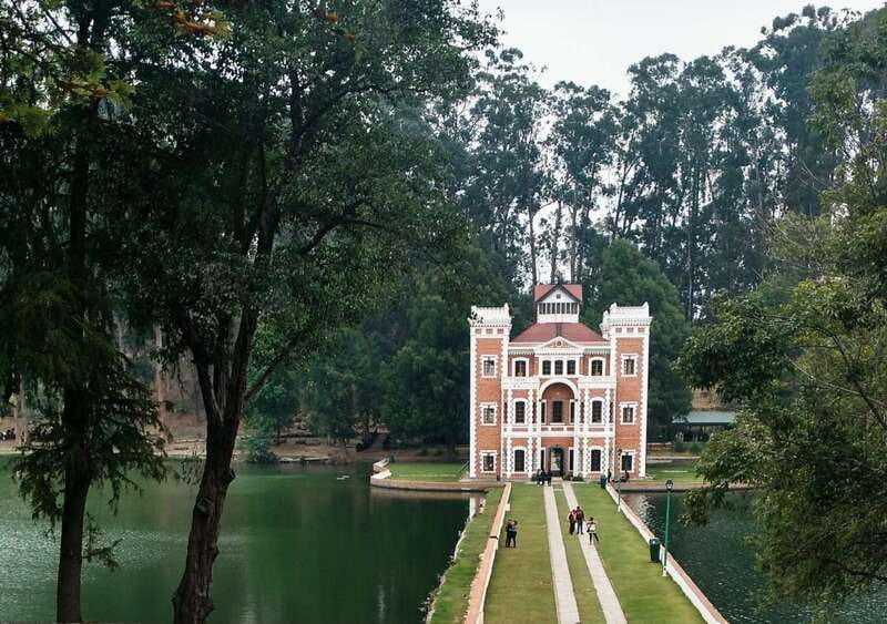 Chautla's Castle, Lavender Farm, and Valquirico Private Tour - The lake and castle at Ex-Hacienda de Chautla
