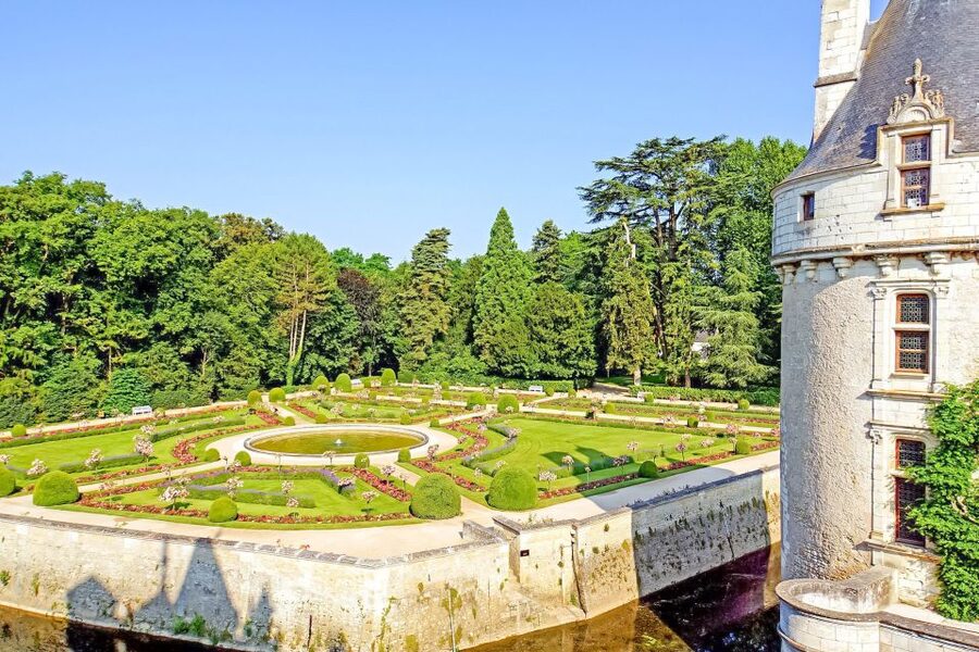 Chenonceau Castle: Private Guided Tour with Entry Ticket - Meeting your guide at the castle entrance