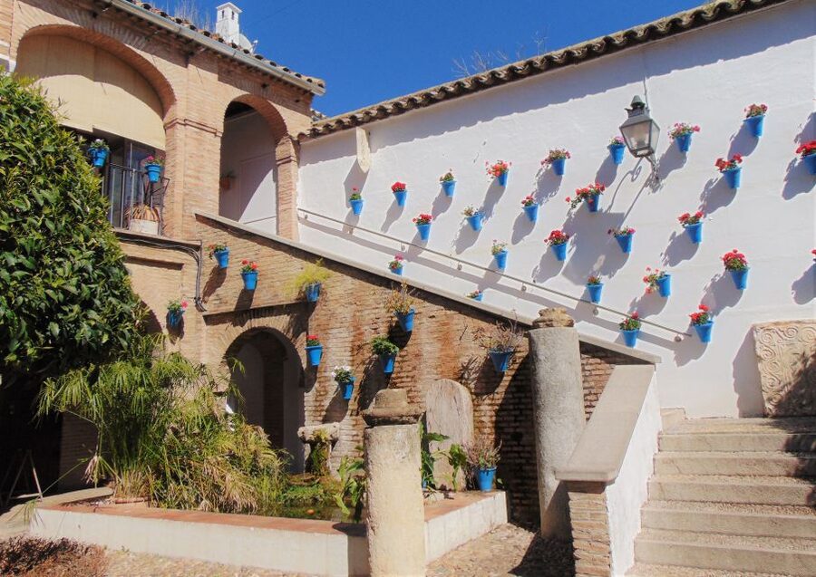 Córdoba: Alcázar and Jewish Quarter 2-Hour Guided Tour - What the guide adds, and where the tour can fall short