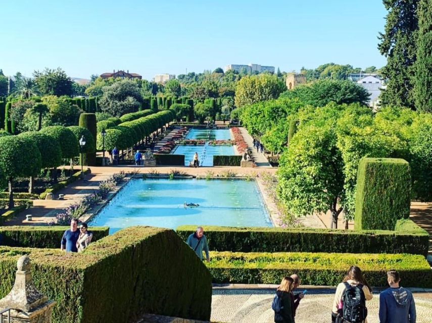 Cordoba: Alcazar of The Christian Monarchs Tickets and Tour - Meeting at the red umbrella