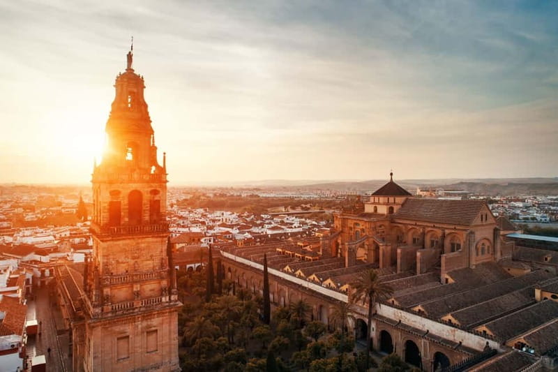 Córdoba: Mosque-Cathedral, Jewish Quarter and Alcázar Tour - Walking through the Jewish Quarter