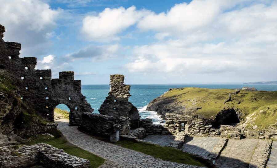 Cornwall: Tintagel Castle Entry Ticket - Reading the 13th-century castle ruins