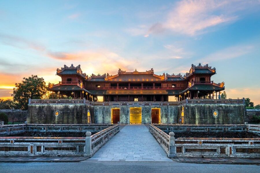 DaNang/Hoi An: Hue Citadel via Hai Van Pass Small Group Tour - Crossing Hai Van Pass by minibus