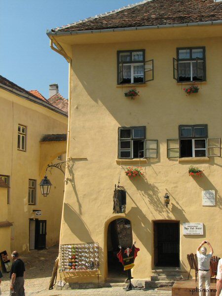 Dracula’s Castle & Sighisoara 2-Day Tour from Bucharest - Peles Castle and the royal setting in Sinaia