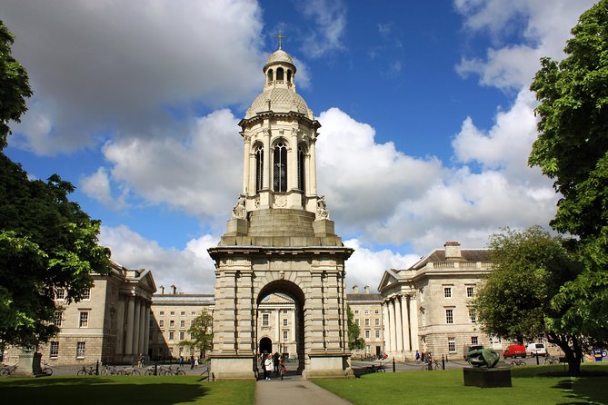 Dublin Book of Kells, Castle and Molly Malone Statue Guided Tour - Meeting the guide at Trinity College
