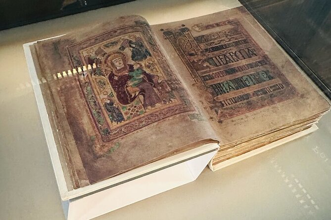 Dublin Book of Kells, Castle and Molly Malone Statue Guided Tour - Ten minutes at the Trinity College shop