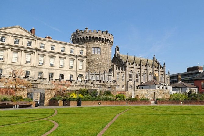 Dublin Book of Kells, Castle and Molly Malone Statue Guided Tour - Walking from Trinity to Dublin Castle