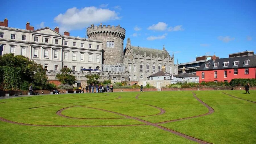 Dublin:Fast-Entry Book of Kells & Dublin Castle Bespoke Tour - Meeting the guide at Henry Grattan Monument