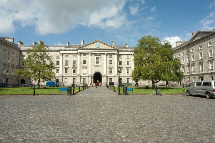 Dublin: Fast-Track Book of Kells Ticket & Dublin Castle Tour - Seeing the Book of Kells up close