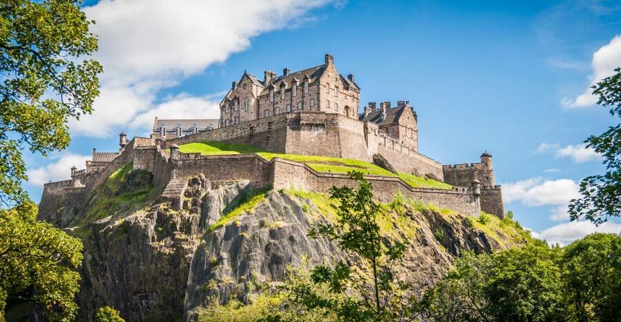 Edinburgh Castle: 120-Minute In-Depth Tour with Expert Guide - Castlehill and the Esplanade: setting the scene