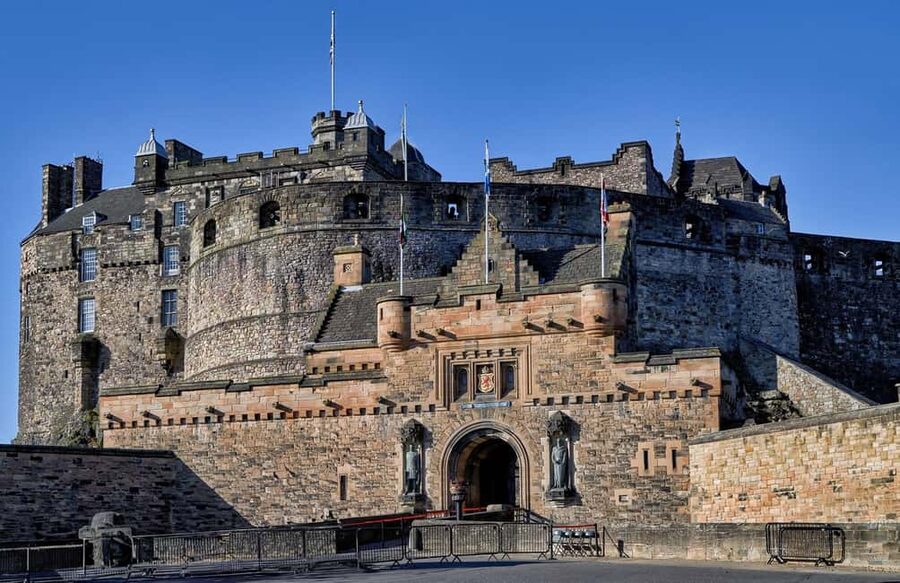 Edinburgh Castle: Express Guided Tour with Entry Ticket - Mons Meg and the castle’s military side