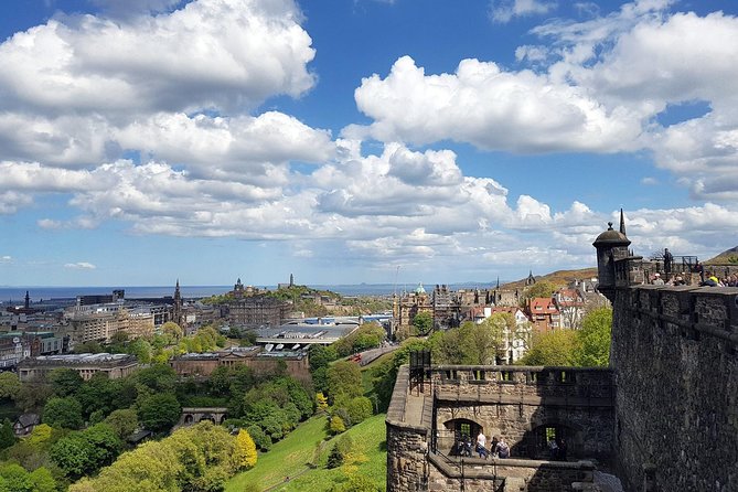 Edinburgh Castle Guided Walking Tour in English - Starting at the Royal Mile
