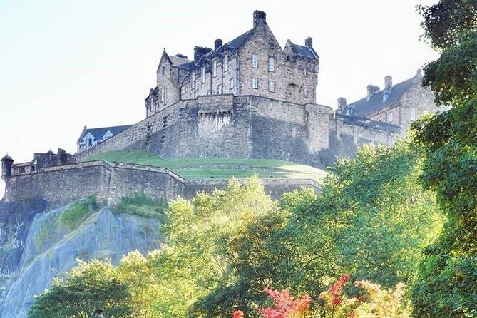 Edinburgh Castle Guided Walking Tour in English - What the guide can and cannot show you