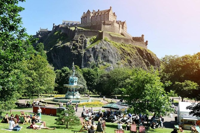 Edinburgh Castle Guided Walking Tour in English - Weather, clothing, and physical effort