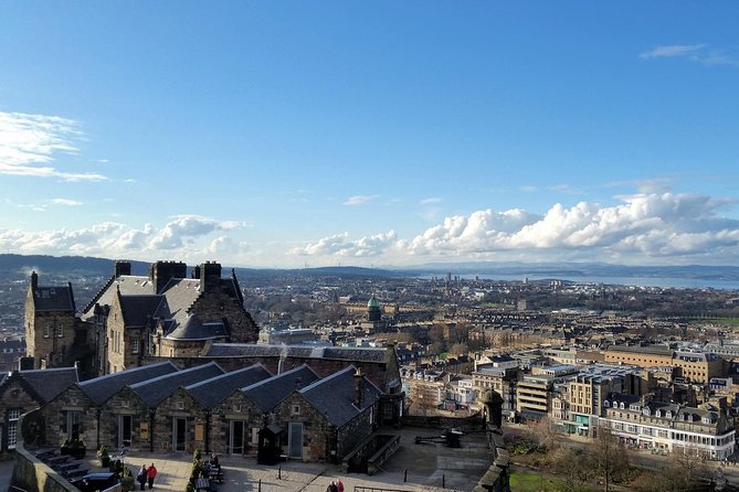 Edinburgh Castle Guided Walking Tour in English - The walk up to Edinburgh Castle