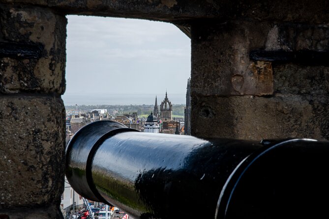 Edinburgh Castle: Guided Walking Tour with Entry Ticket - What the guides add to the visit