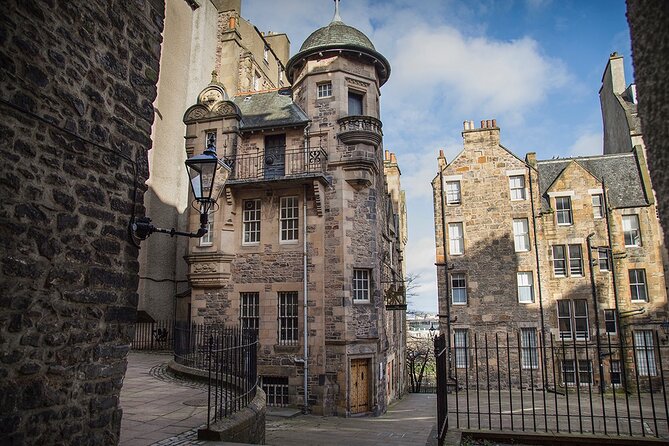 Edinburgh Castle & Royal Mile Walking Tour - Ticket Included - What the guides add