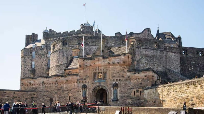 Edinburgh: Edinburgh Castle Guided History Tour with Tickets - St Margaret’s Chapel and ancient Castle Rock