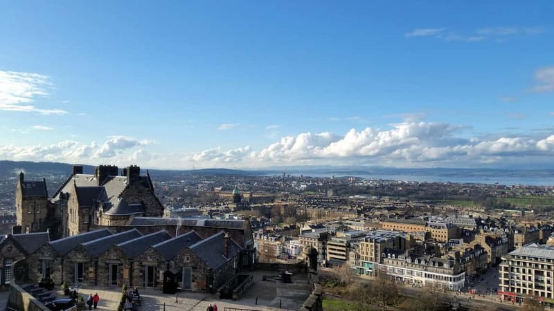 Edinburgh: Edinburgh Castle Guided History Tour with Tickets - Walking up to Castle Rock