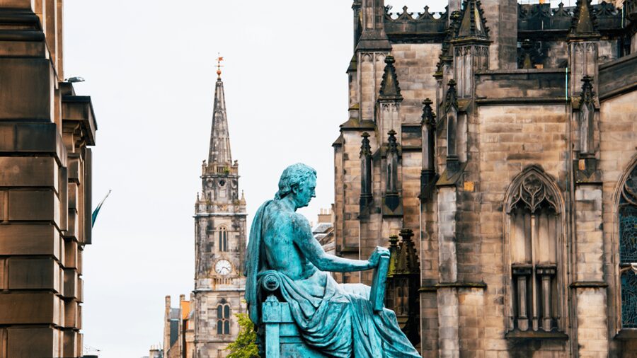 Edinburgh: Edinburgh Castle & Old Town Small Group Tour - Starting beside the Royal Mile
