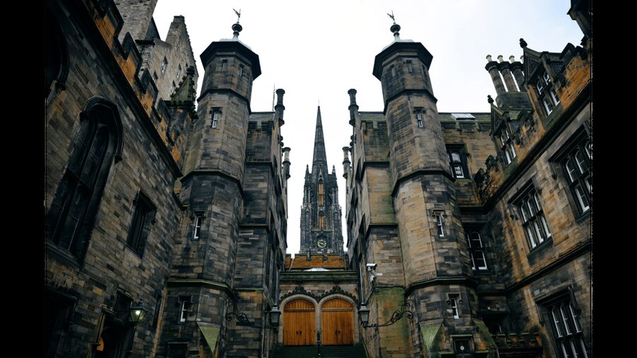 Edinburgh: Edinburgh Castle & Old Town Small Group Tour - Entering Edinburgh Castle