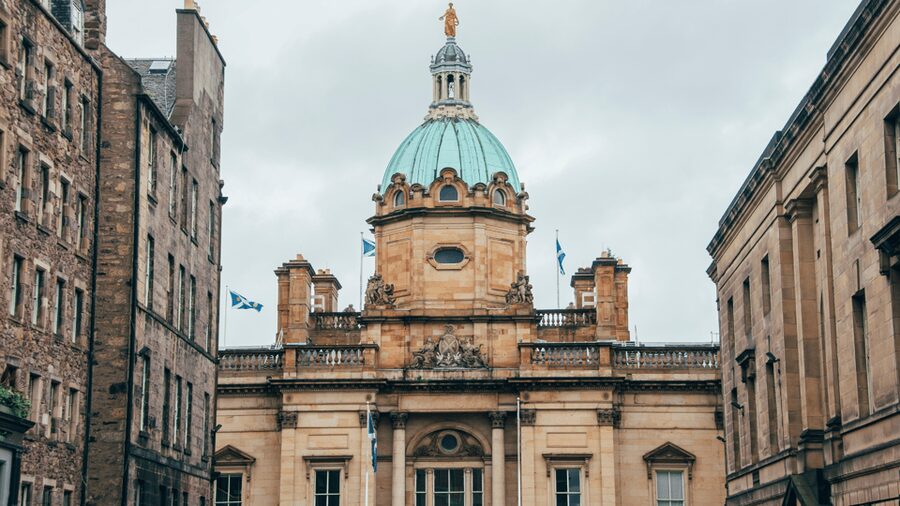 Edinburgh: Edinburgh Castle & Old Town Small Group Tour - What the guides add