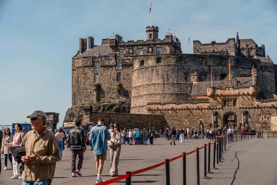 Edinburgh: Edinburgh Castle Tickets & Tour with Kilted Guide - Meeting your kilted guide near St Giles’ Cathedral