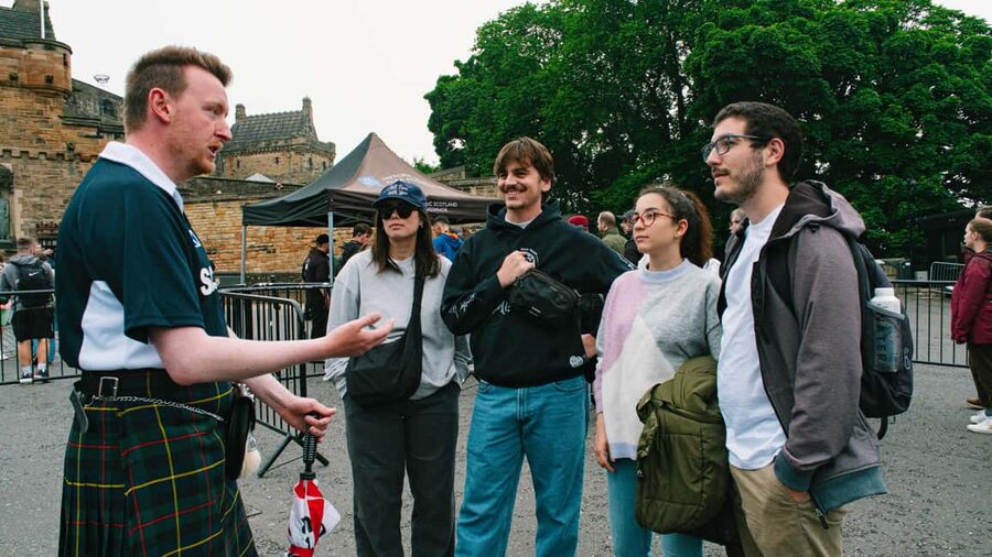 Edinburgh: Edinburgh Castle Tickets & Tour with Kilted Guide - The 1 o’clock gun and smart timing