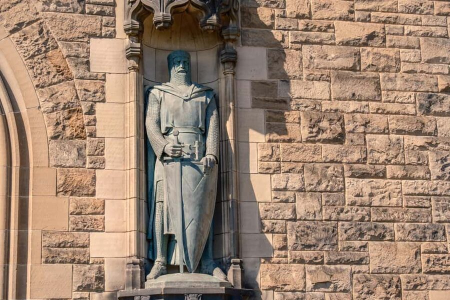 Edinburgh: Edinburgh Castle Tickets & Tour with Kilted Guide - Who should book this Edinburgh Castle tour?