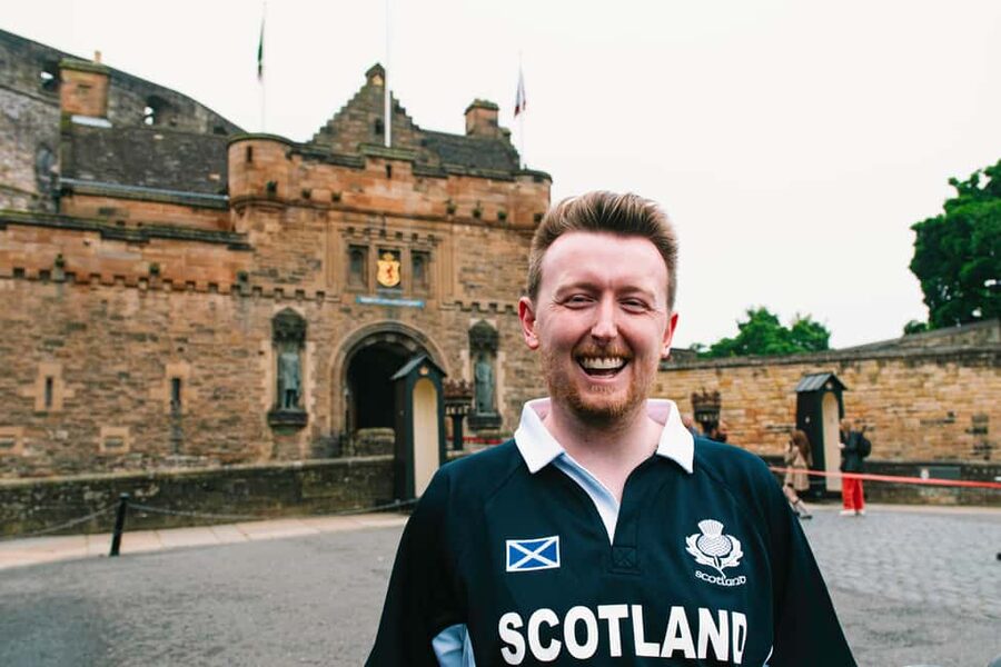 Edinburgh: Edinburgh Castle Tickets & Tour with Kilted Guide - Walking up Castle Rock and getting your bearings