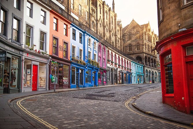 Edinburgh Full Day Walking Tour with Castle Included -Small Group - Closes, festivals, and the everyday Royal Mile