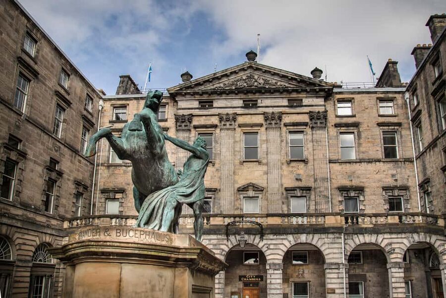 Edinburgh: Full-Day Walking Tour with Edinburgh Castle - Starting near Princes Street with the right expectations