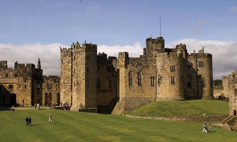 Edinburgh: Harry Potter and English Castles Tour in Spanish - Key points at a glance